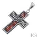 Srebrny krzyżyk patriotyczny 925 z orłem w koronie i białymi i czerwonymi cyrkoniami – frontowe ujęcie ręcznie wykańczanego i oksydowanego srebra.